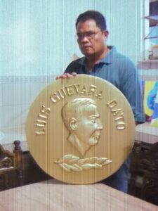 Paulix Robosa with Luis G. Dato medallion